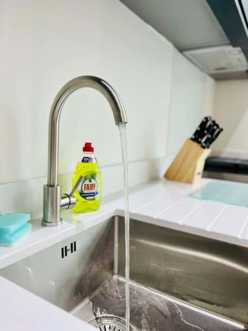 مانشستر Lovely Studio Apartment With Free Parking Included! المظهر الخارجي الصورة